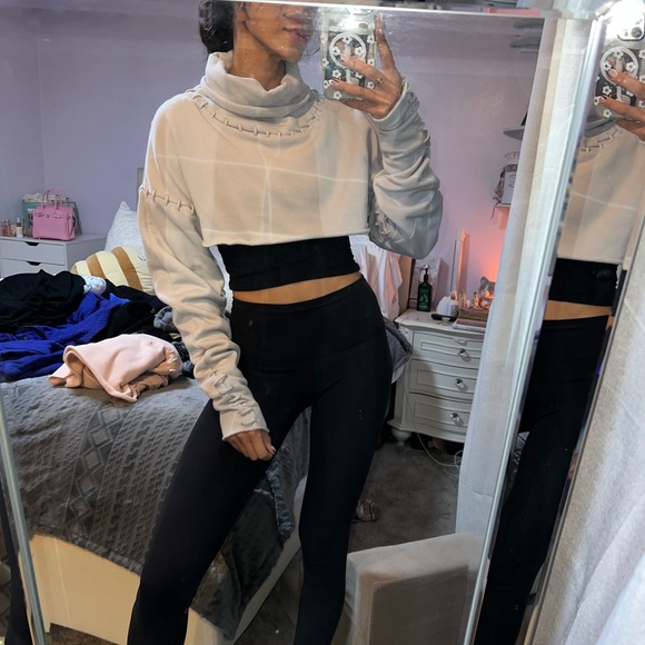 Alo Splice Cropped Sweater - Picture 10 of 12